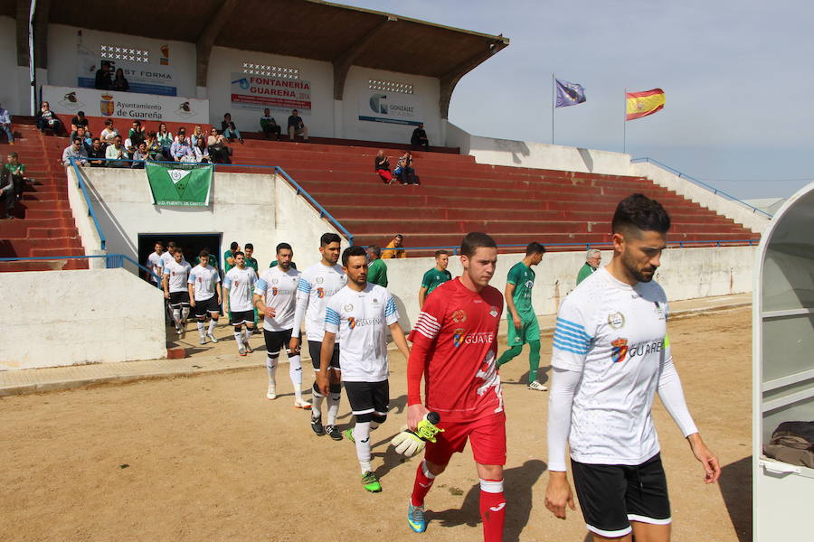 Salida de los equipos al terreno de juego de La Noria.