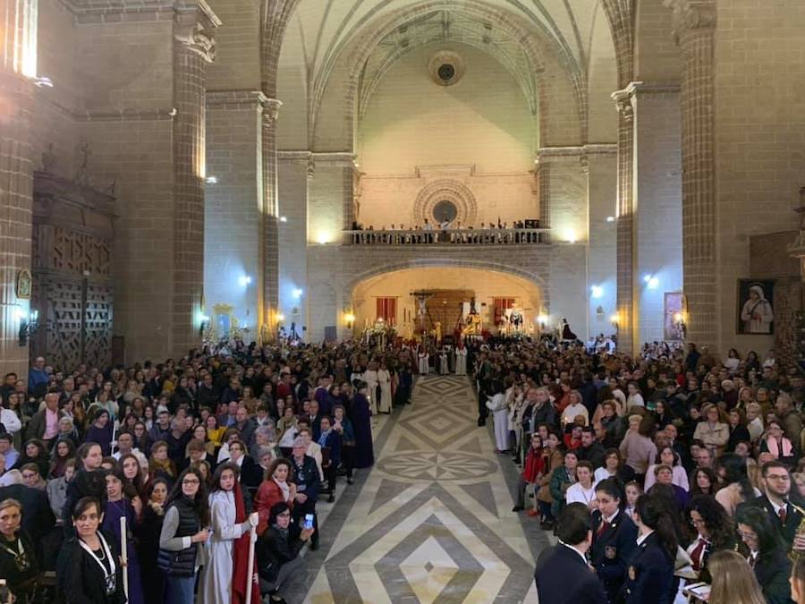 Interior de la iglesia de Santa María tras suspenderse la procesión del Santo Entierro.