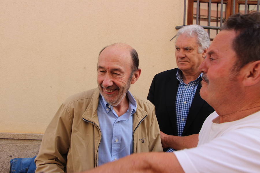 Alfredo en Guareña en junio del año pasado, saludando a vecinos del pueblo.