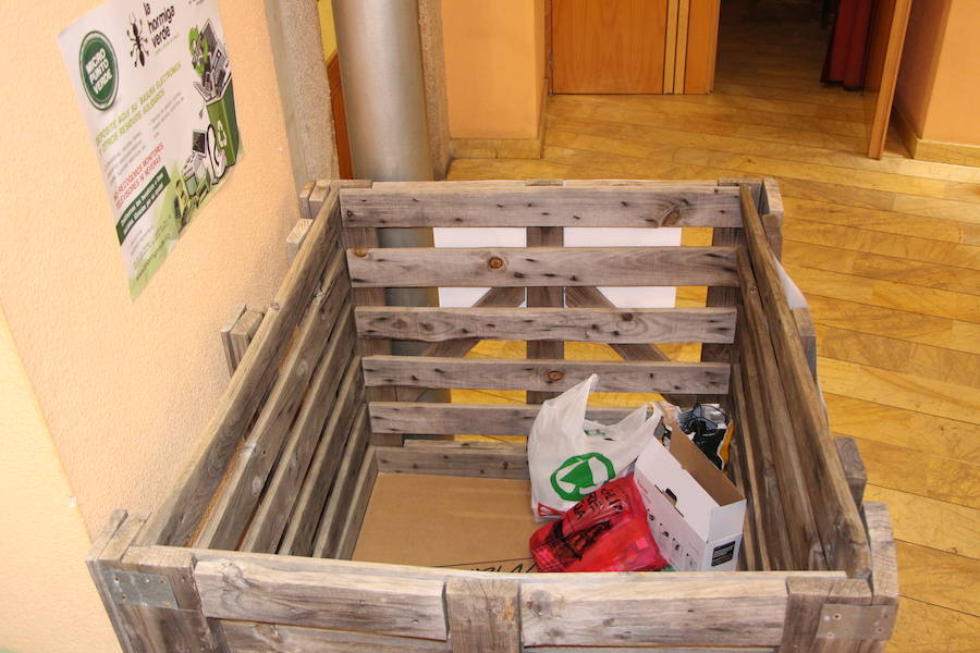 Ya comenzaron usuarios a echar basura electrónica al Micro Punto Verde en el Centro Cultural.