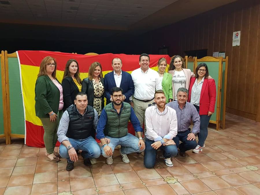 Populares de Guareña con Fernando Manzano, secretario general del PP (arriba en el centro) y Luis Francisco Sánchez, portavoz del PP provincial (abajo con gafas).