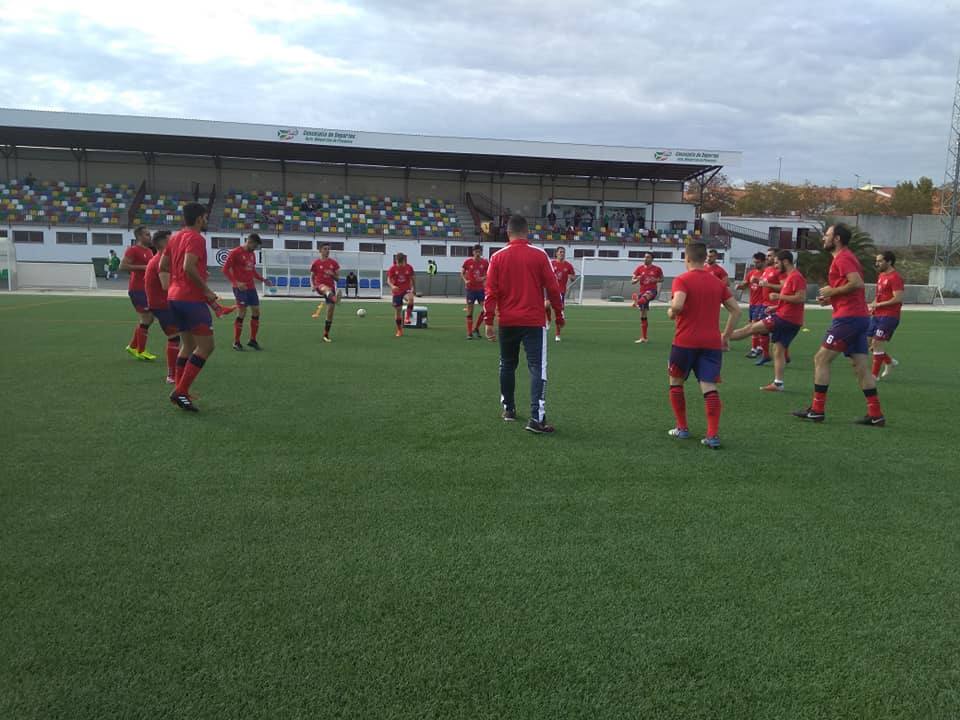 Calentamiento del equipo con Pineda al frente.