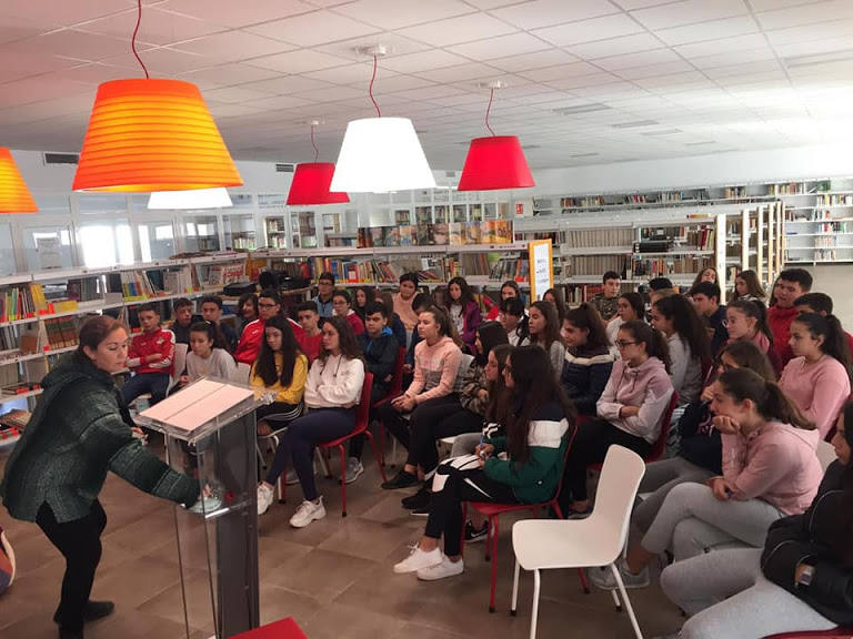 Taller cuentacuento sobre la pobreza en la biblioteca municipal.