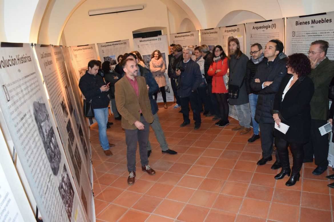El guareñense Francisco Javier Heras explicando la exposición que ha coordinado.