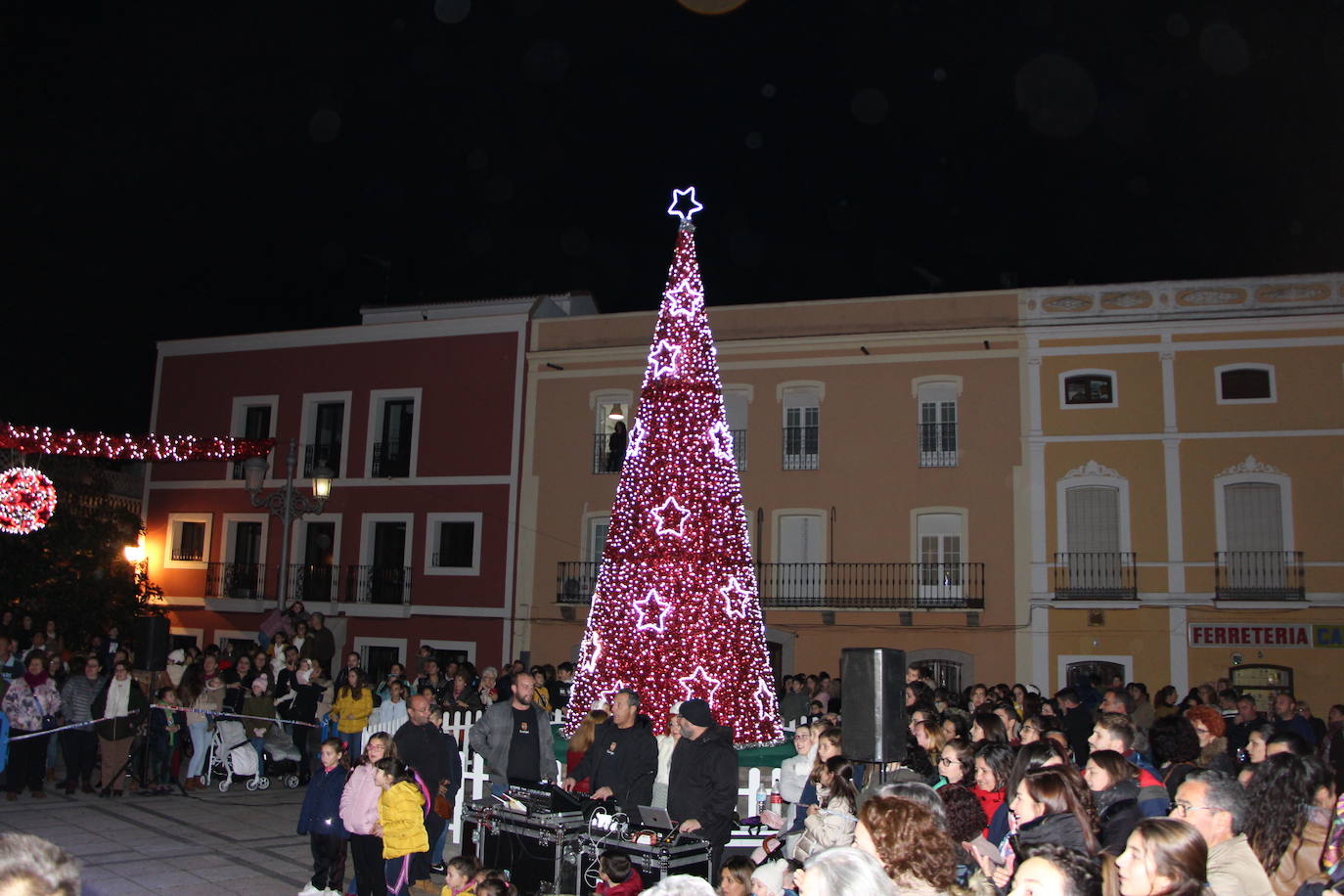 El encendido del Árbol de Navidad, instalado en la fuente de la plaza, gustó a los más pequeños y mayores. Mucho público lo presenció.