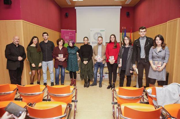 Foto de familia para el recuerdo. Ana Rodríguez, la segunda por la izquierda, e Hilario Martínez, el segundo por la derecha