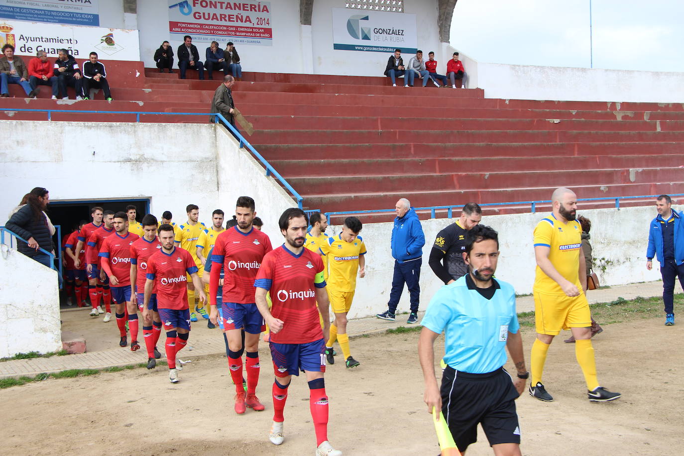 Salida inicial de los dos equipos al estadio municipal La Noria.