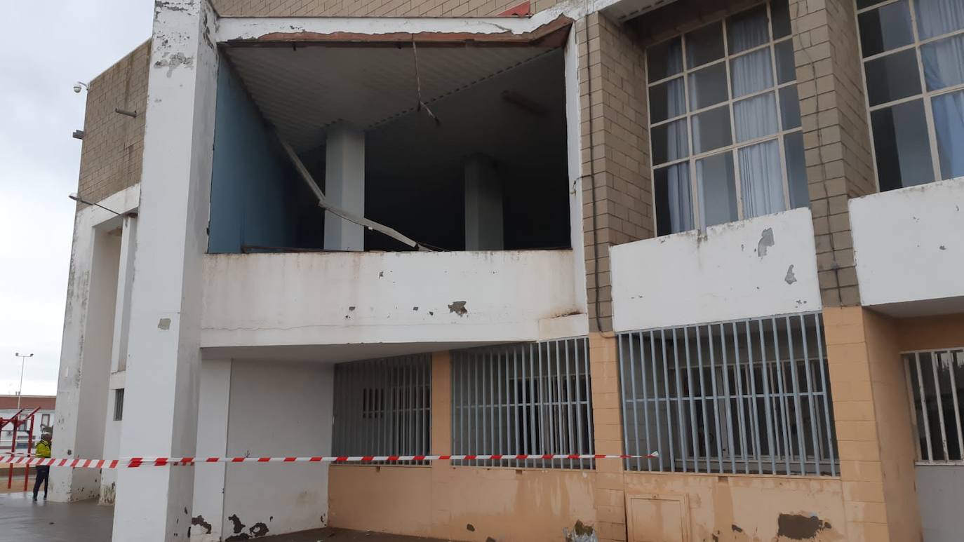 El gran ventanal del pabellón La Encina se arrancó y calló dentro del edificio.