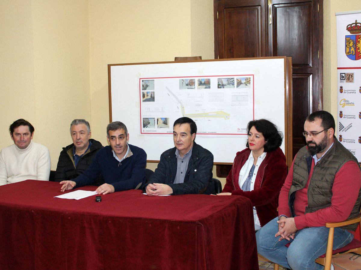 El alcalde Abel González rodeados de anteriores concejales que aprobaron el Plan Director, así como técnicos, y director de las obras que se van a acometer.Cedida