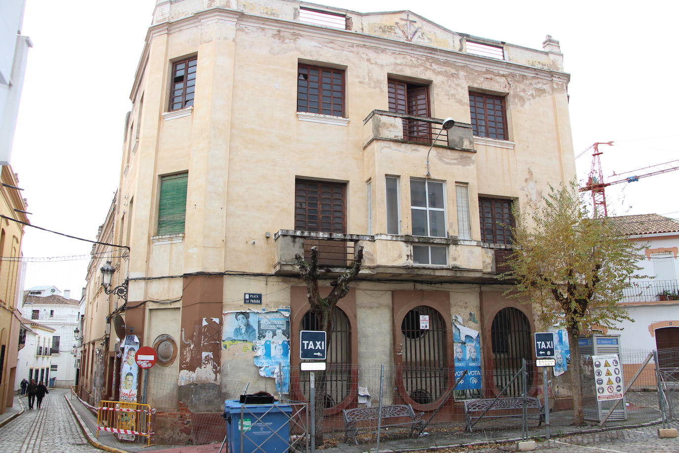 Las personas extreman la precaución al pasar cerca del Teatro Victoria Esperanza, de Guareña.