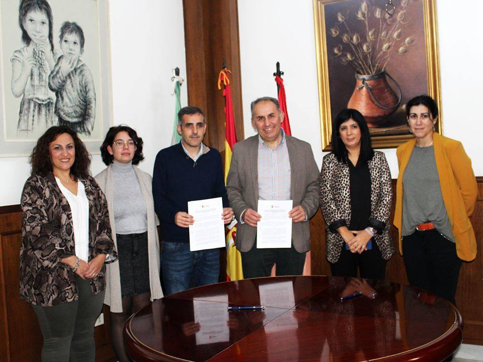 Autoridades y técnicos testigos de la firma del Convenio entre Ayuntamiento de Guareña y Plena Inclusión Villanueva de la Serena.