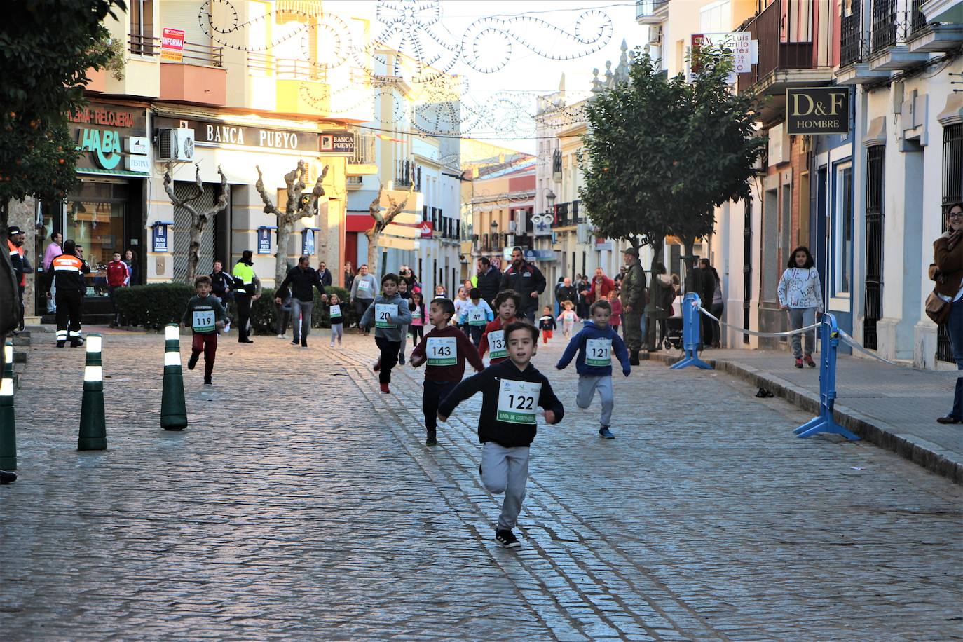 Últimas carreras deportivas del año en el VII Fondo Urbano Solidario 'Villa de Guareña'
