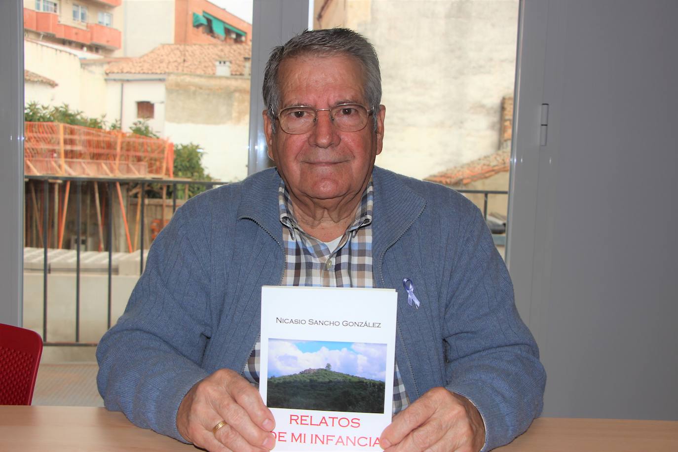 Nicasio Sancho González mostrando su libro recién publicado 'Relatos de mi infancia'.