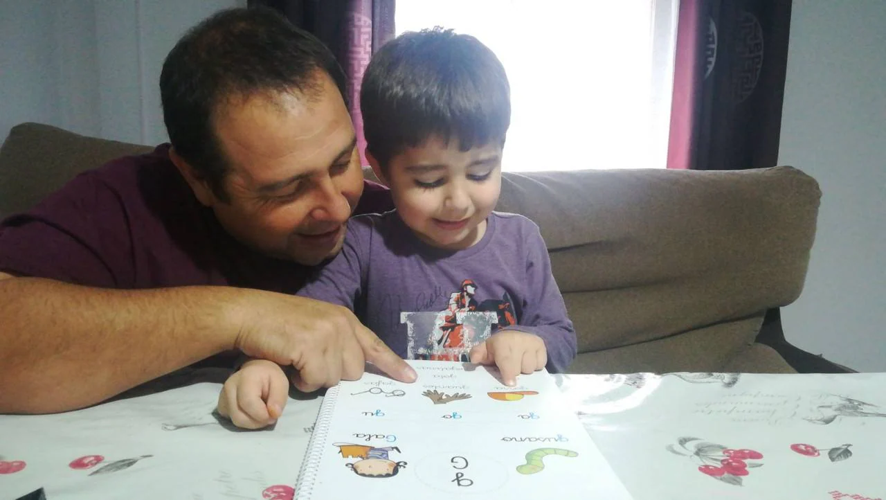 Ángel Hidalgo Mora, de Educación Infantil del colegio Nuestra Señora de los Dolores, leyendo con su papá.