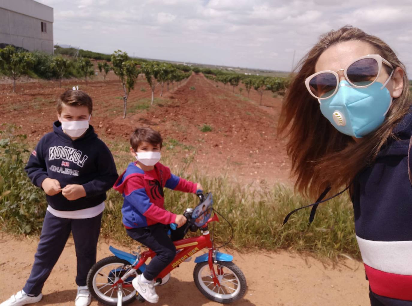 La mamá Rocío Sánchez y sus hijos Pablo de 6 años y Miguel de 3, pasean por las inmediaciones de su domicilio en José María Mancha, 24, de Guareña.