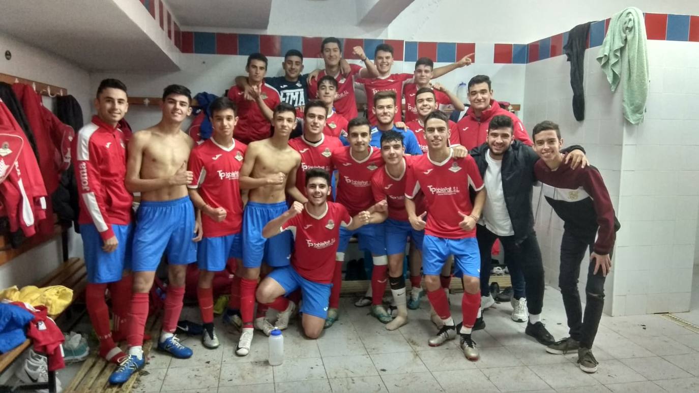 Juveniles en vestuarios celebrando el triunfo del equipo.