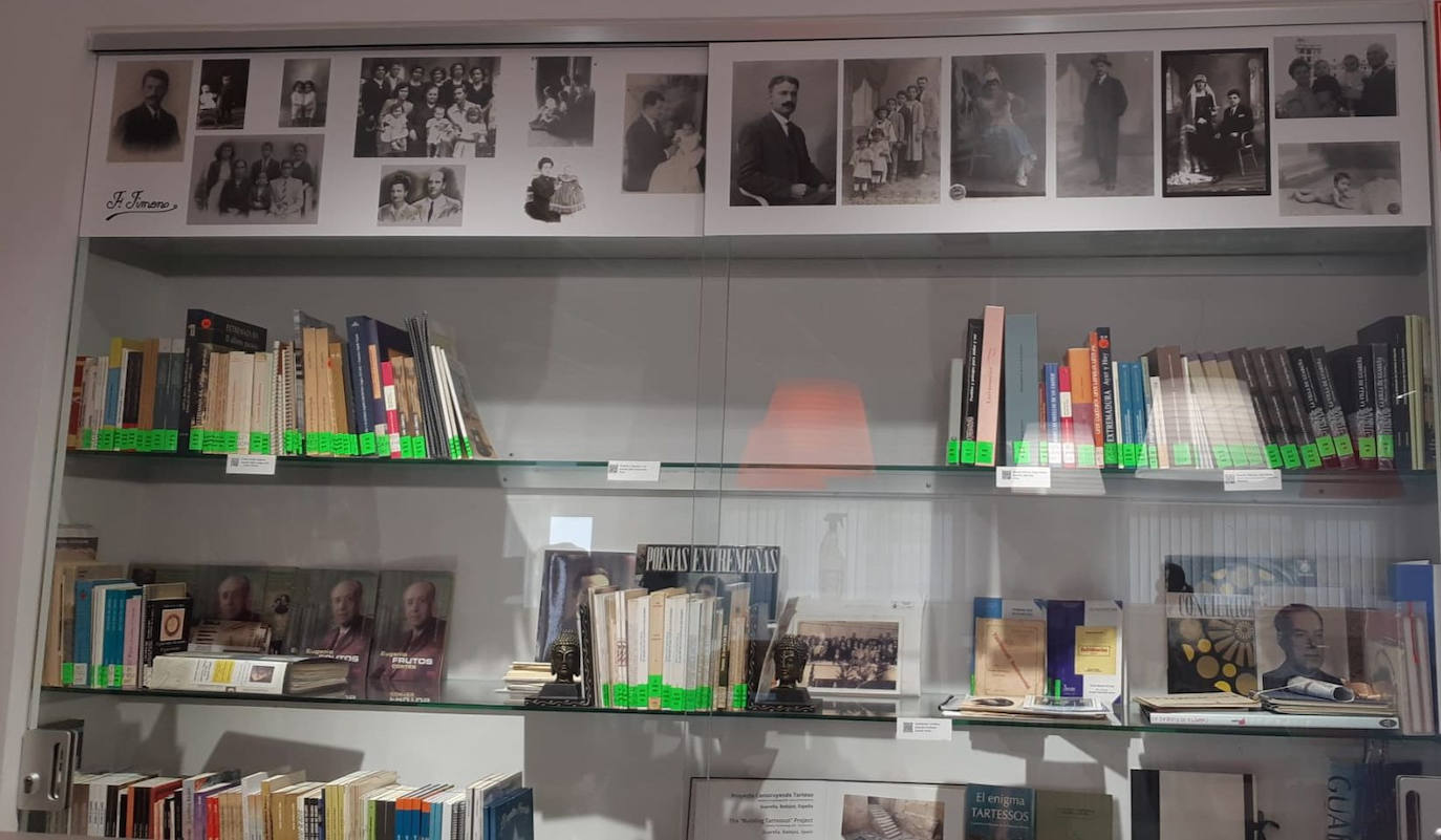 Fondo Local de la biblioteca municipal coronado con fotografías de Félix Gimeno.