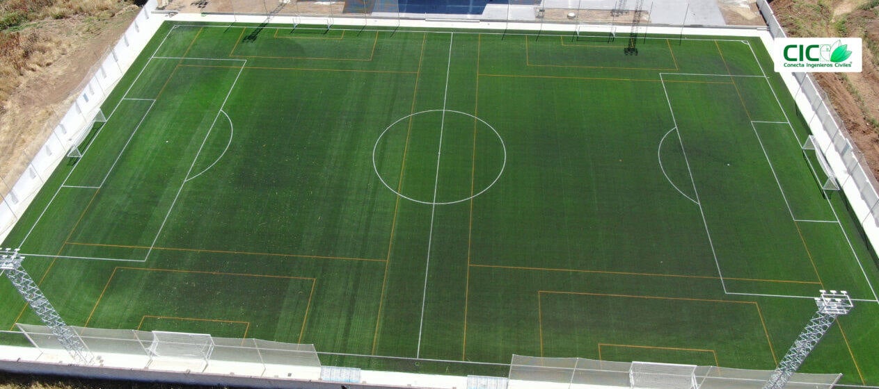 Nuevo campo de fútbol de césped artificial a vista de pájaro, con un campo de fútbol 11 y dos de fútbol 7, según las demarcaciones..