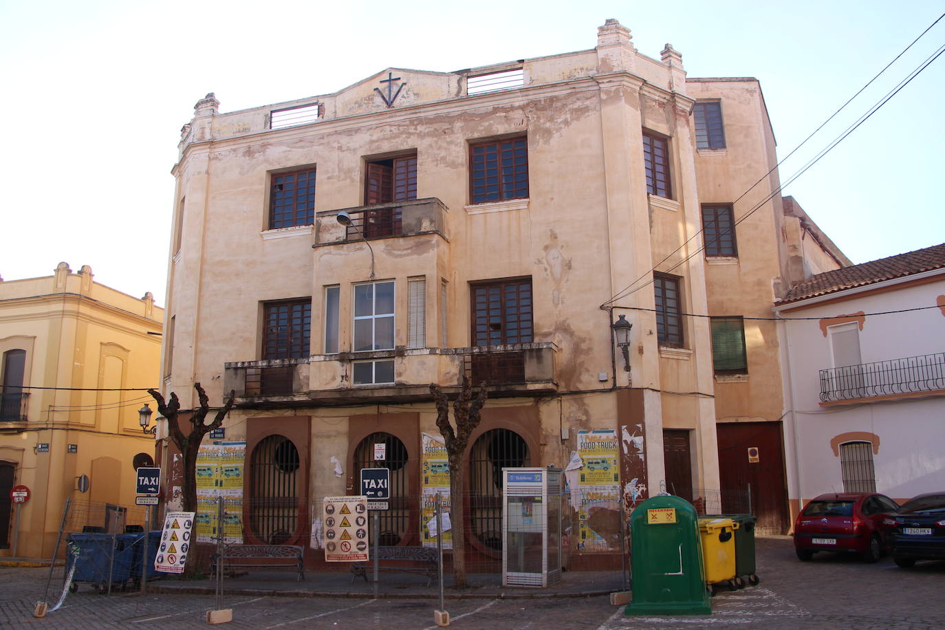 Fachada principal del Teatro Victoria Esperanza, sito en plaza La Parada, de Guareña.