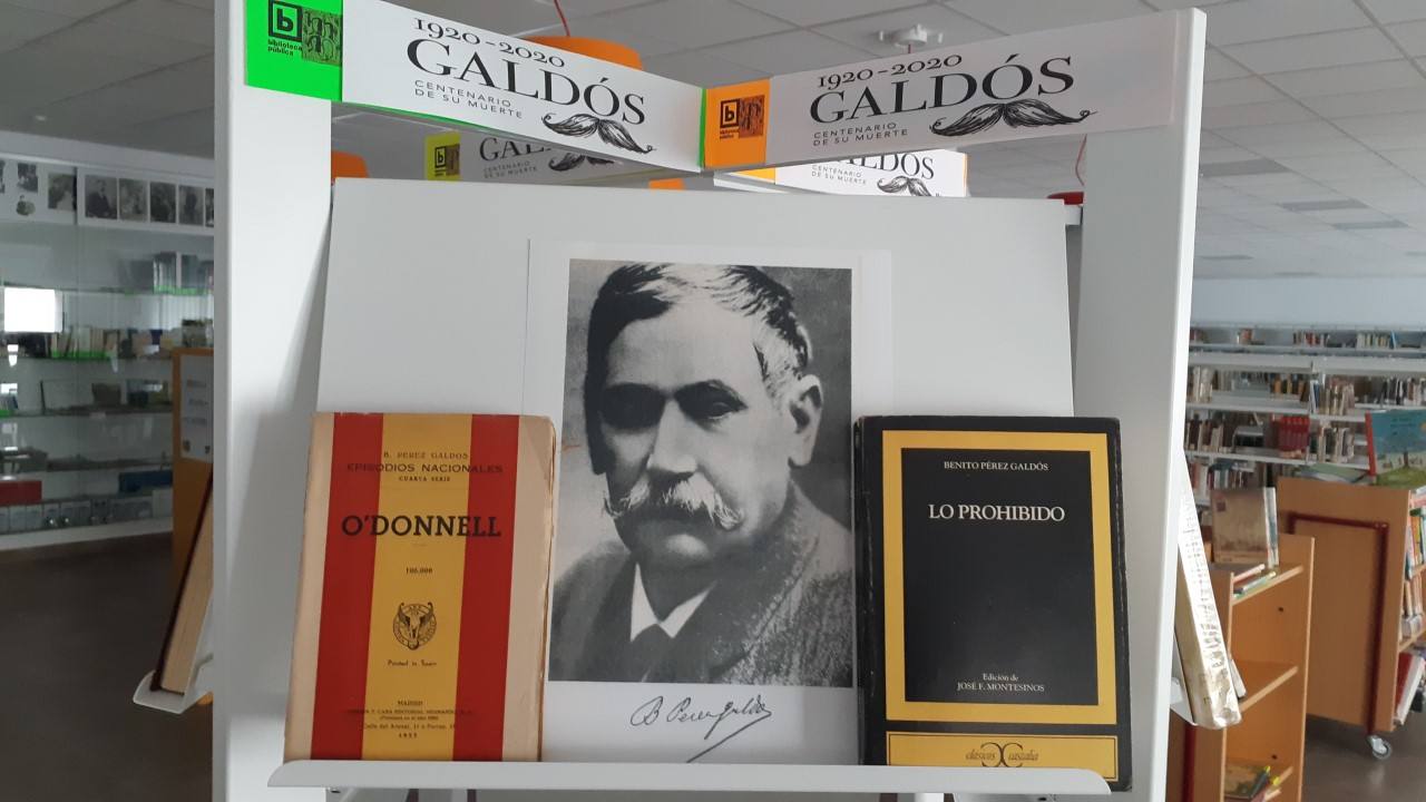 Expositor en la biblioteca Eugenio Frutos dedicado a Benito Pérez Galdón.