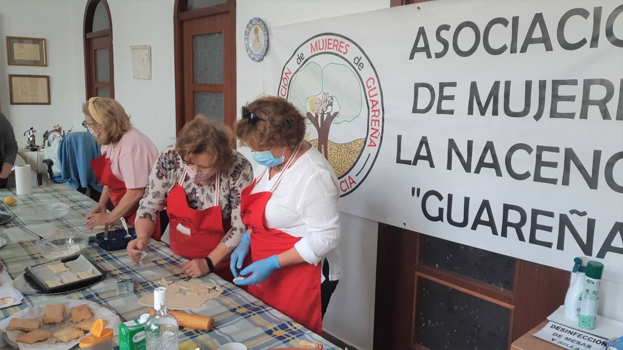 Las mujeres de La Nacencia protagonistas en la gestación de los dulces tartesitos.