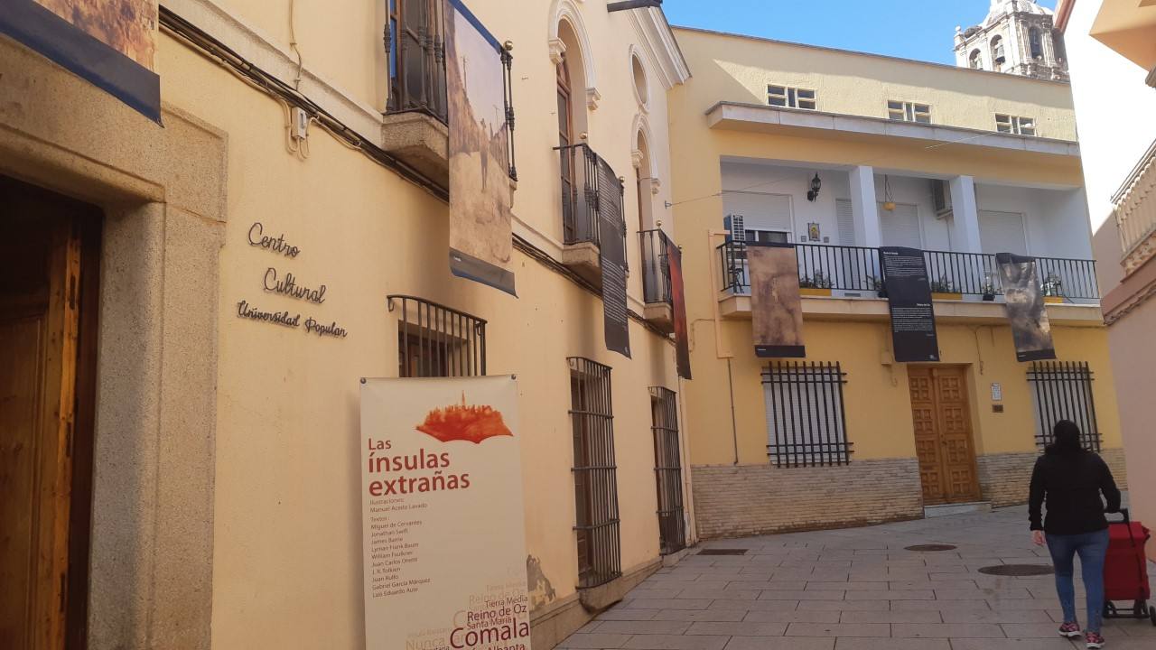 Casa de la Cultura de Guareña docorada con paneles alusivos a 'Las ínsulas extrañas'