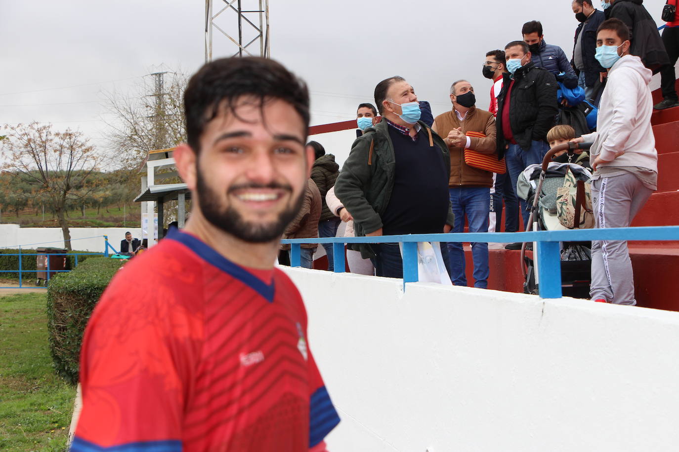 Manu sonriente saluda al final del partido a su gente.