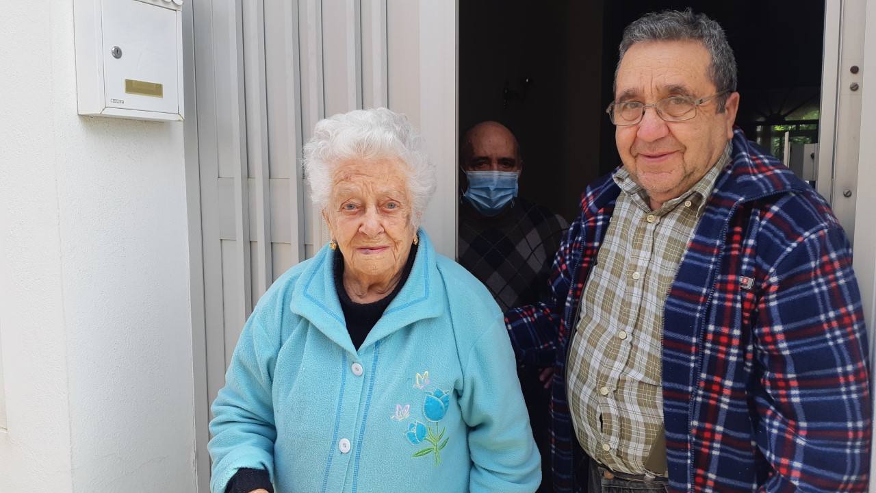 Hermenegilda Sánchez de 102 años en la puerta de su casa, en calle Cañadilla, con sus dos hijos.