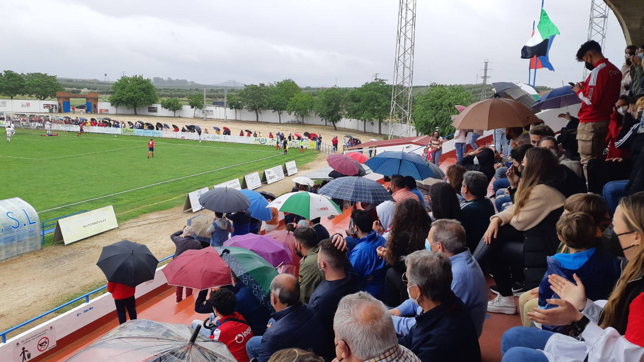 La lluvia sobre La Noria no impidió la expectación y apoyo con el Guareña. PEDRO FERNÁNDEZ