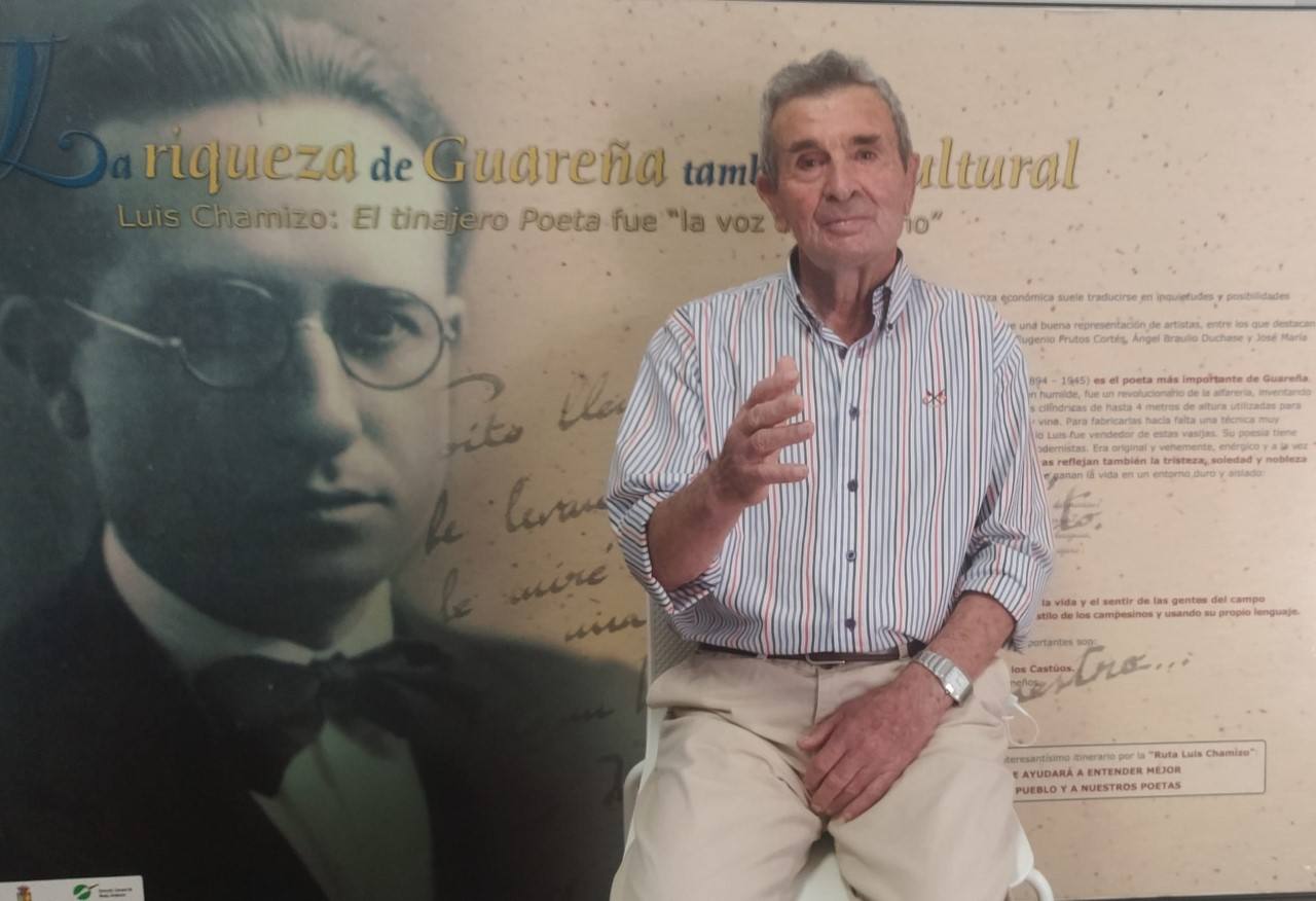 El vecino Clemente Lozano recitando poemas de Luis Chamizo ante la imagen del vate extremeño.