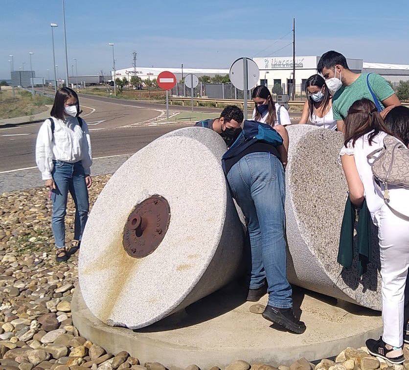 Elementos de una antigua almazara que se ubican en la rotonda de La Estación, también fueron motivos para analizar sus formas y tomar medidas para resolver problemas. CEDIDA