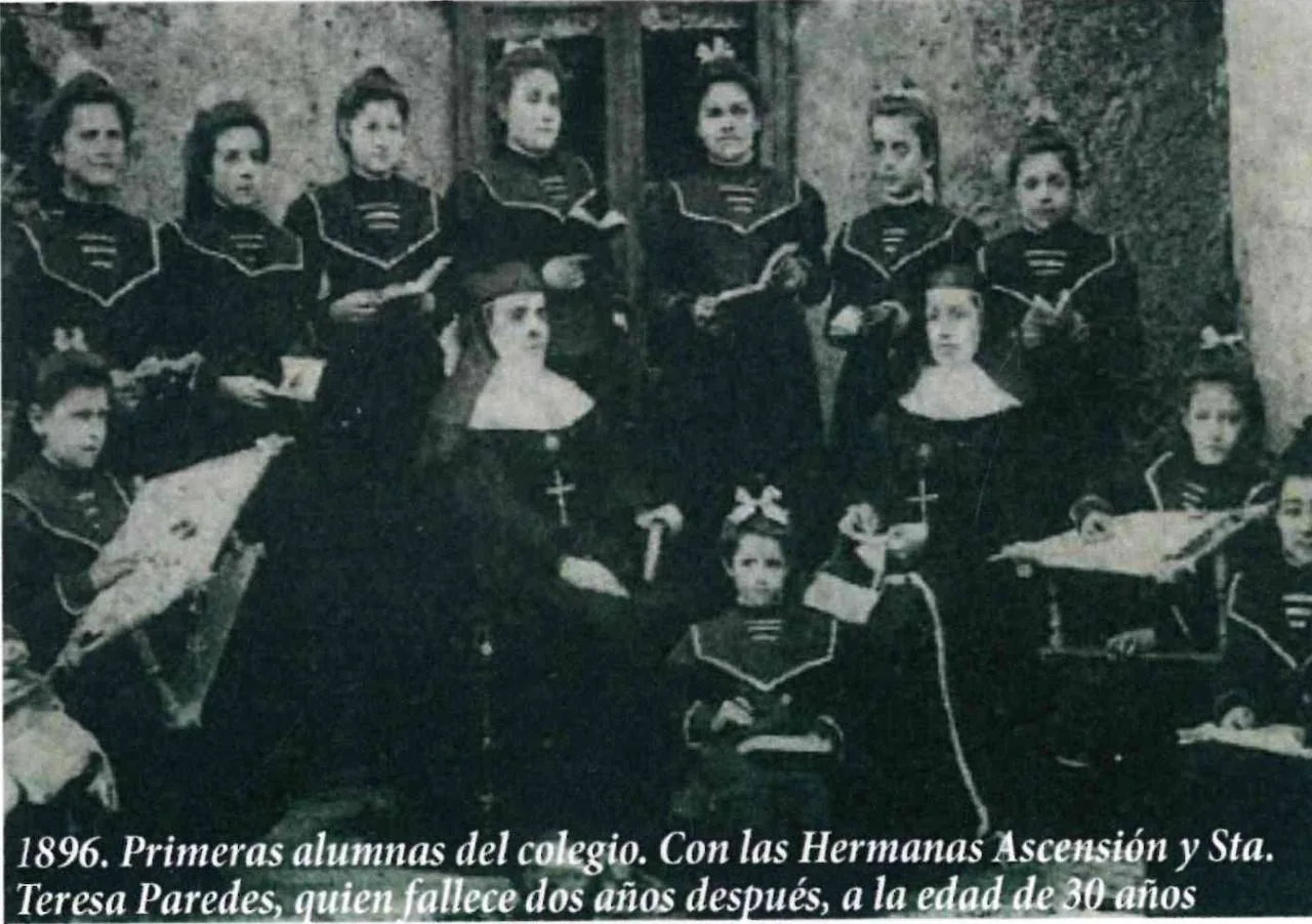 Primeras alumnos del colegio de Guareña.