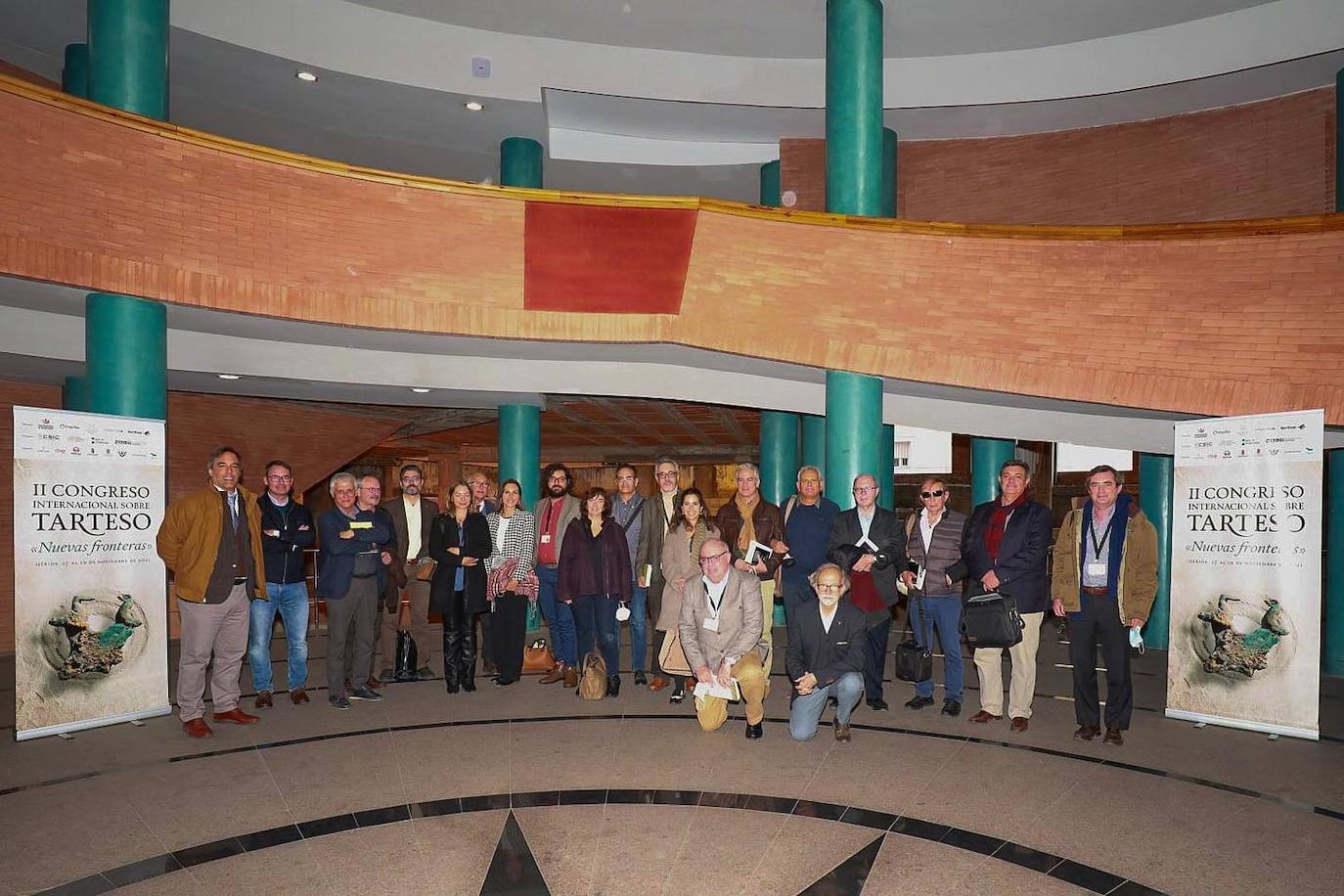 Foto de familia de los investigadores participantes en el II Congreso Internacional sobre Tartesos.