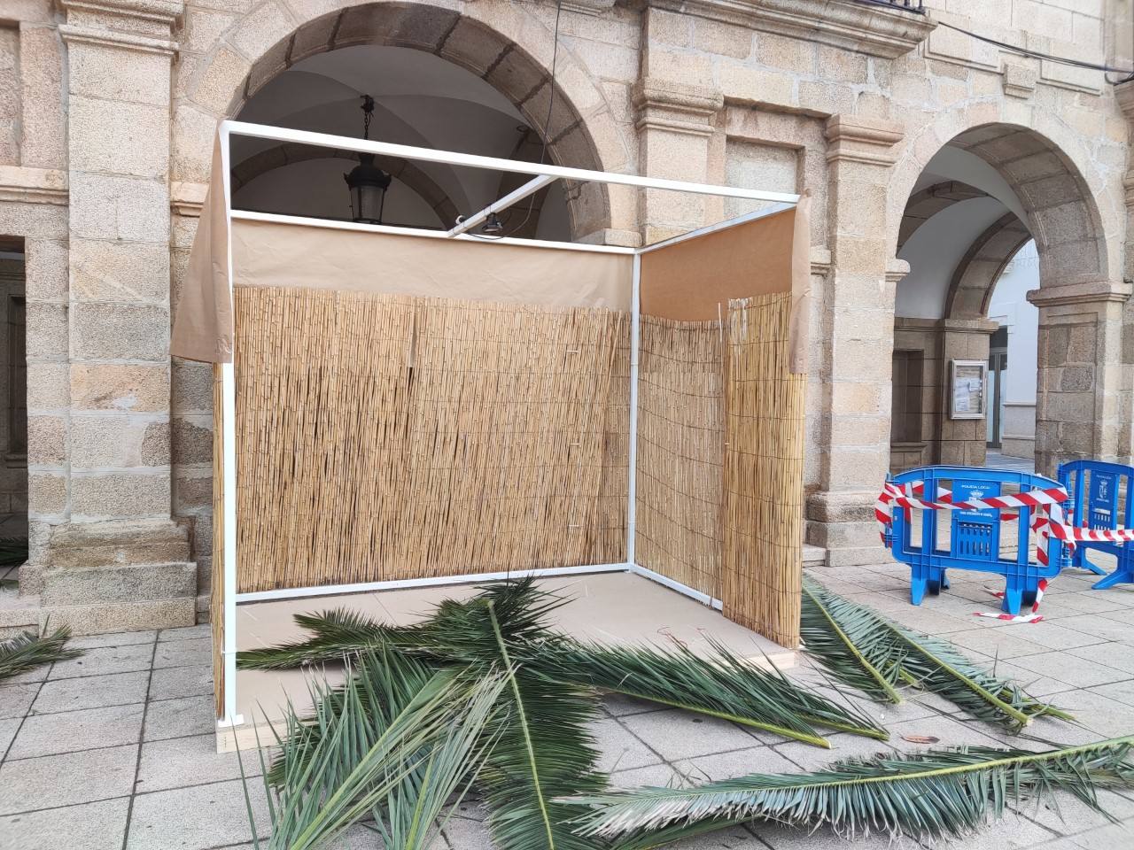 El Nacimiento en el Ayuntamiento de Guareña, prácticamente acabado para recibir a los Reyes Magos en su rito de Adoración.