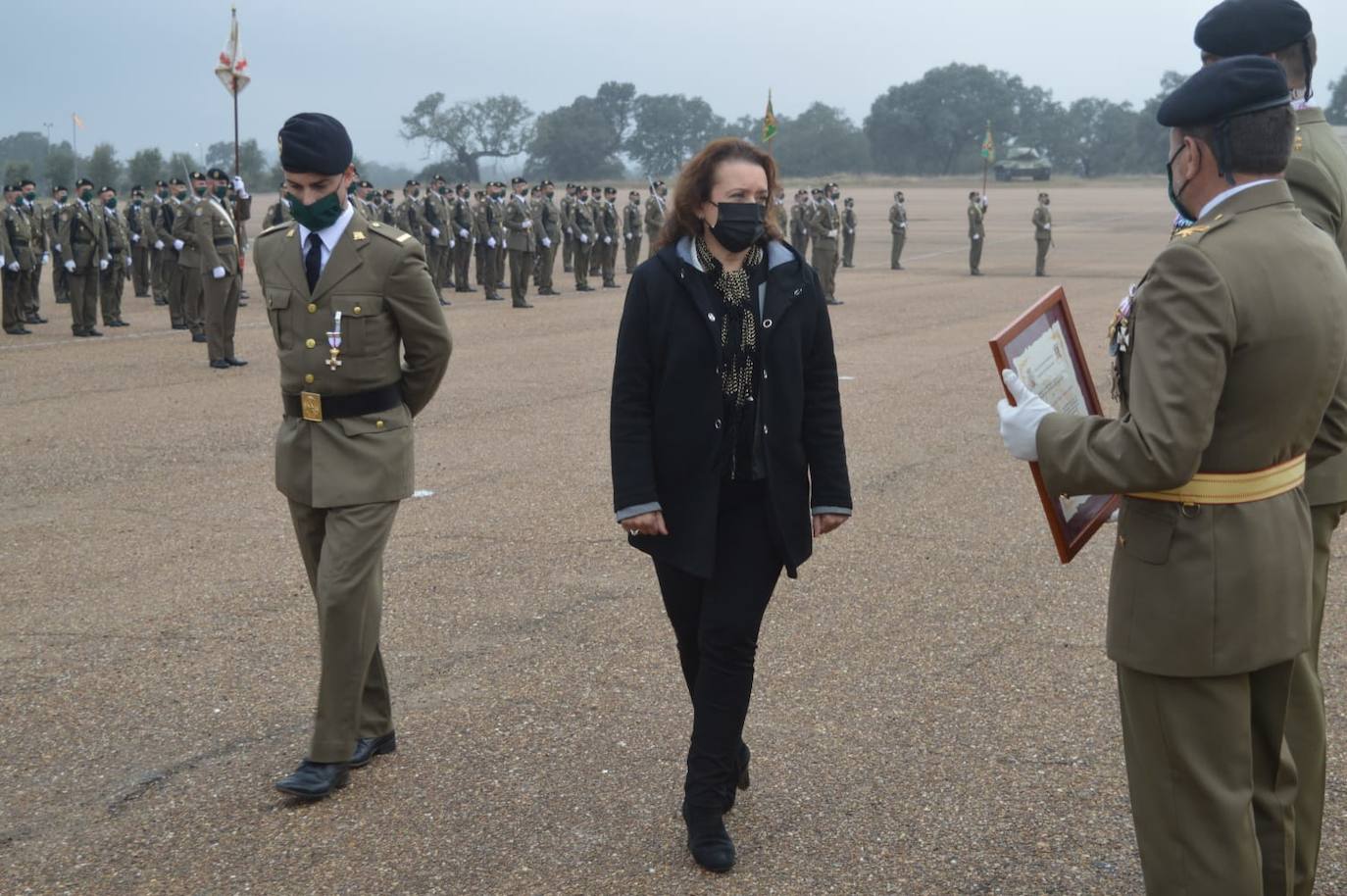 Antonia García acercándose a la altura del Teniente Coronel para recibir de manos de Rodrigo José Hernández el Diploma de reconocimiento.