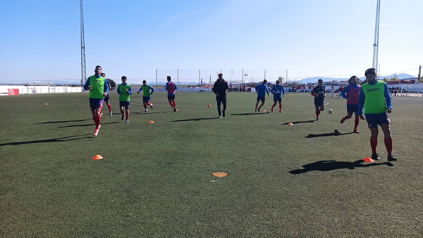 Momento del calentamiento en el Manuel Ruiz de Castuera.