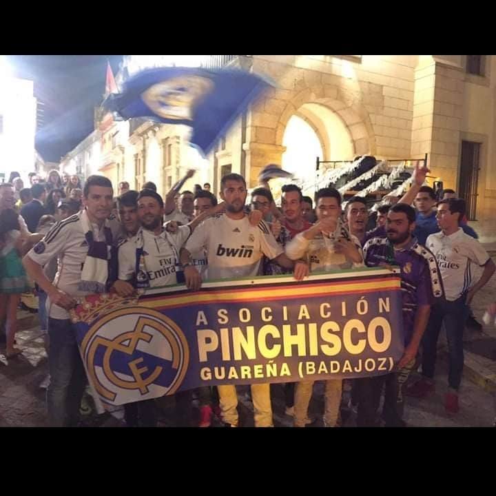 Los socios de Pinchisco celebrando la victoria de su equipo en la plaza de España de Guareña.
