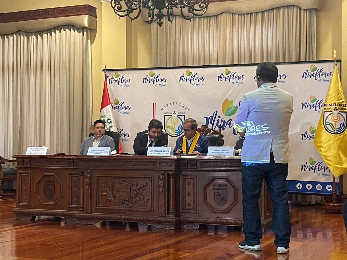 Emilio y el alcalde Luis Molina en el Pleno del Ayuntamiento de Miraflores (Lima, Perú).