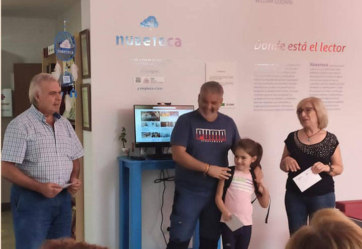 El edil de cultura (c) con los mejores lectores del año pasado de la biblioteca municipal.