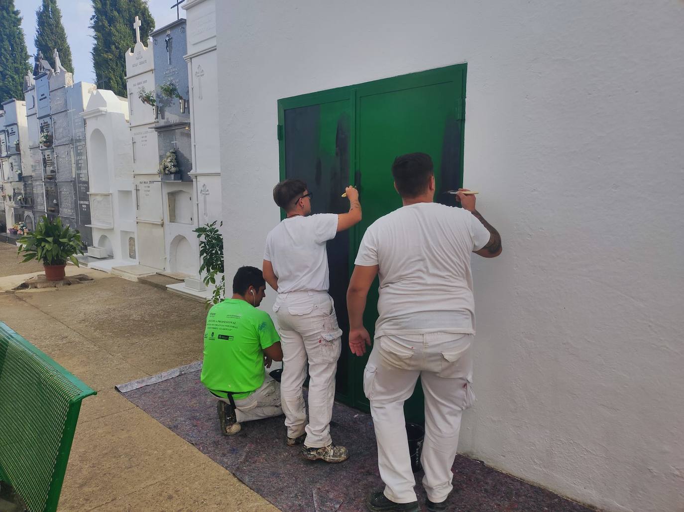 Labores de pintura en el cementerio municipal.