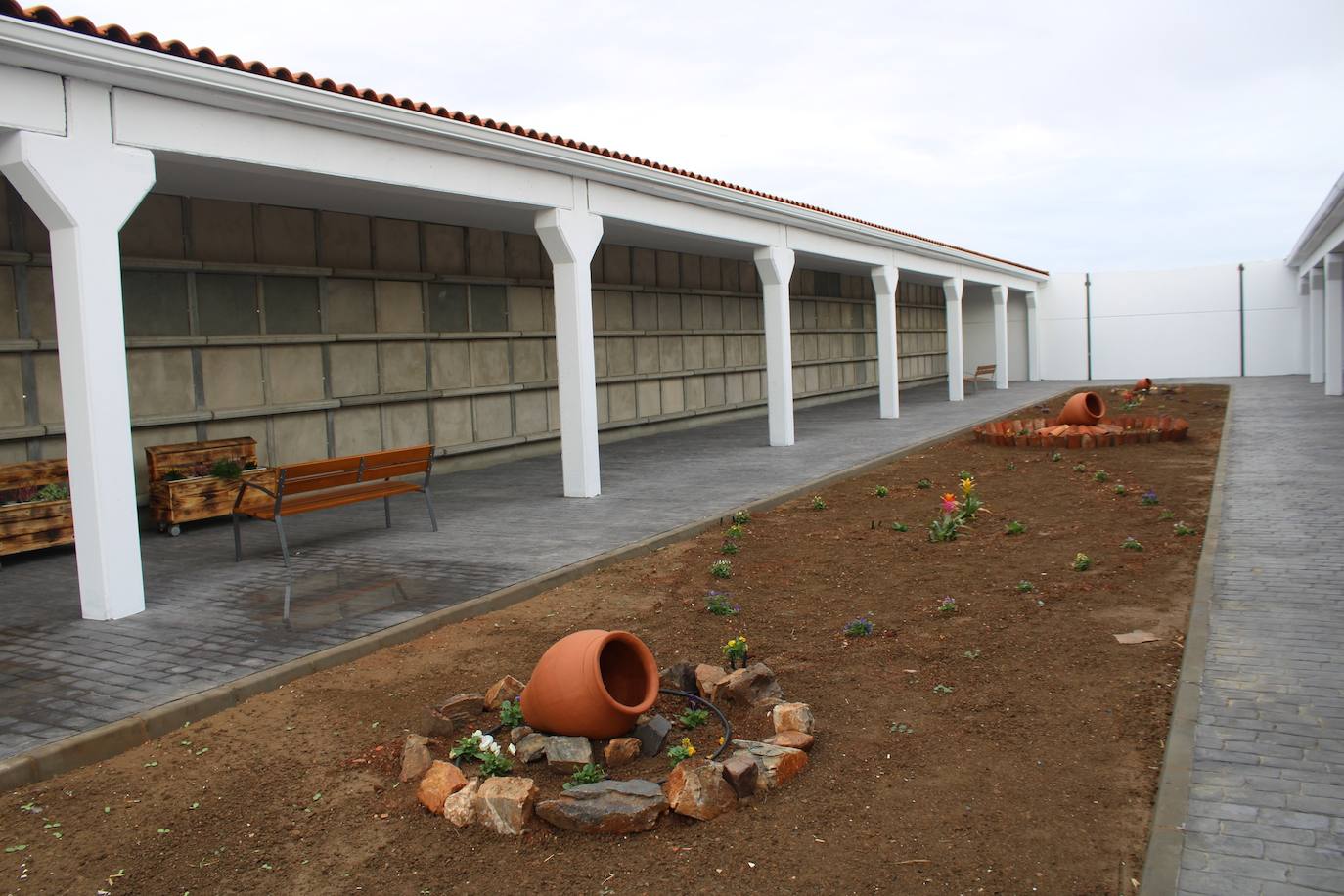 Aspecto del nuevo Distrito San Ginés en el cementerio de Guareña.
