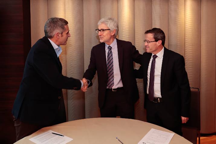 Enrique Goñi estrechando manos con Abel González en presencia de Miguel Ángel Gallardo (d).