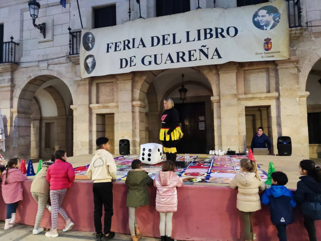 Algunos niños participando del juego de la Oca.