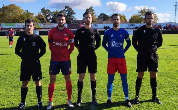 Trío arbitral y capitanes del Guareña y Quintana.