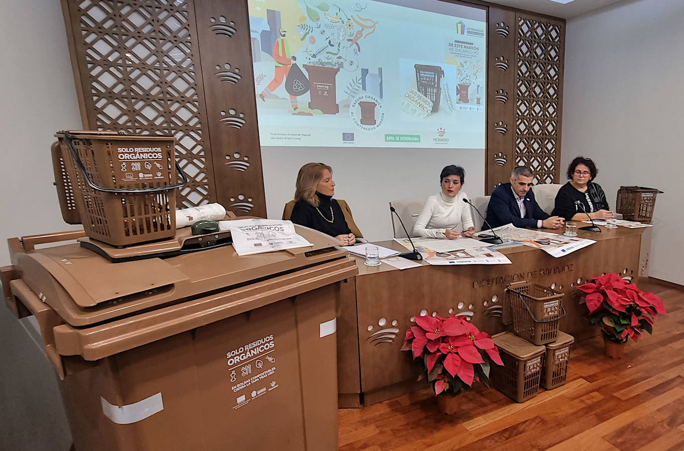 Los políticos presentando el contenedor marrón, de izda a drcha: María Natividad alcaldesa de Azuaga, Raquel del Puerto diputada delegada y vicepresidenta de Promedio, Abel González diputado de Concertación y Participación Territorial y alcalde de Guareña, y Juana Moreno alcaldesa de Llerena.