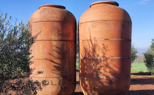 Dos grandes conos de fabricación de la familia Chamizo en Guareña.