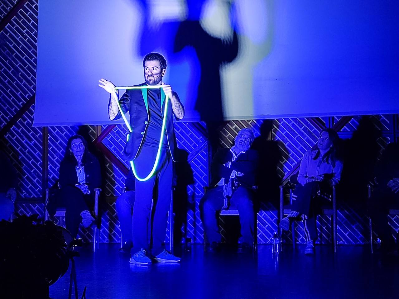 Fernando Ramos en su último número de magia de la noche.
