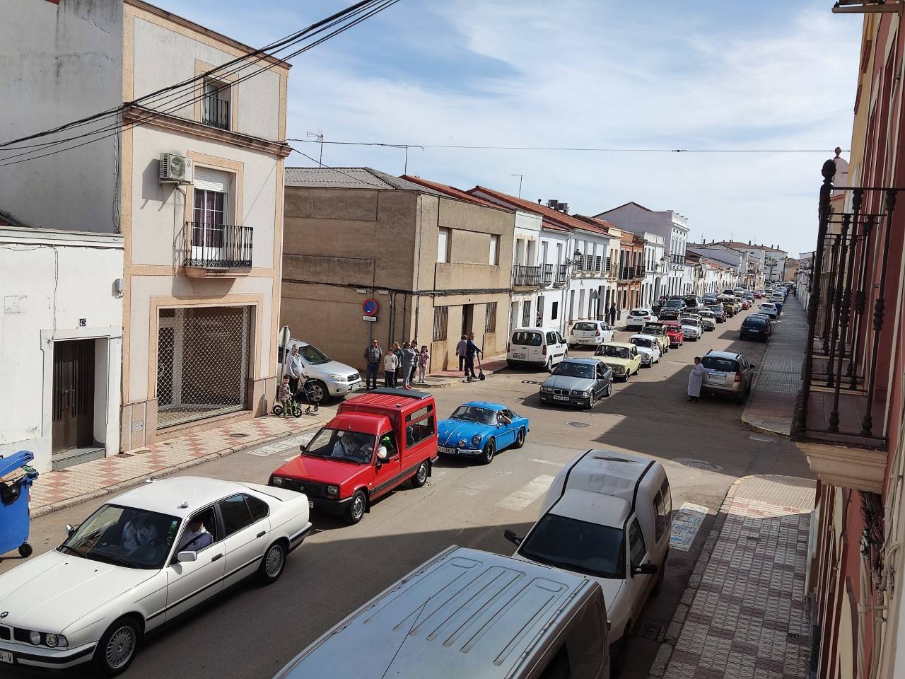 Desfile de coches clásicos por la calle Luis Chamizo de Guareña.