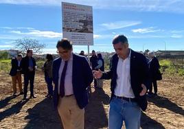 El alcalde Abel González conversa con José María Vergeles en el lugar donde se construirá el nuevo centro.