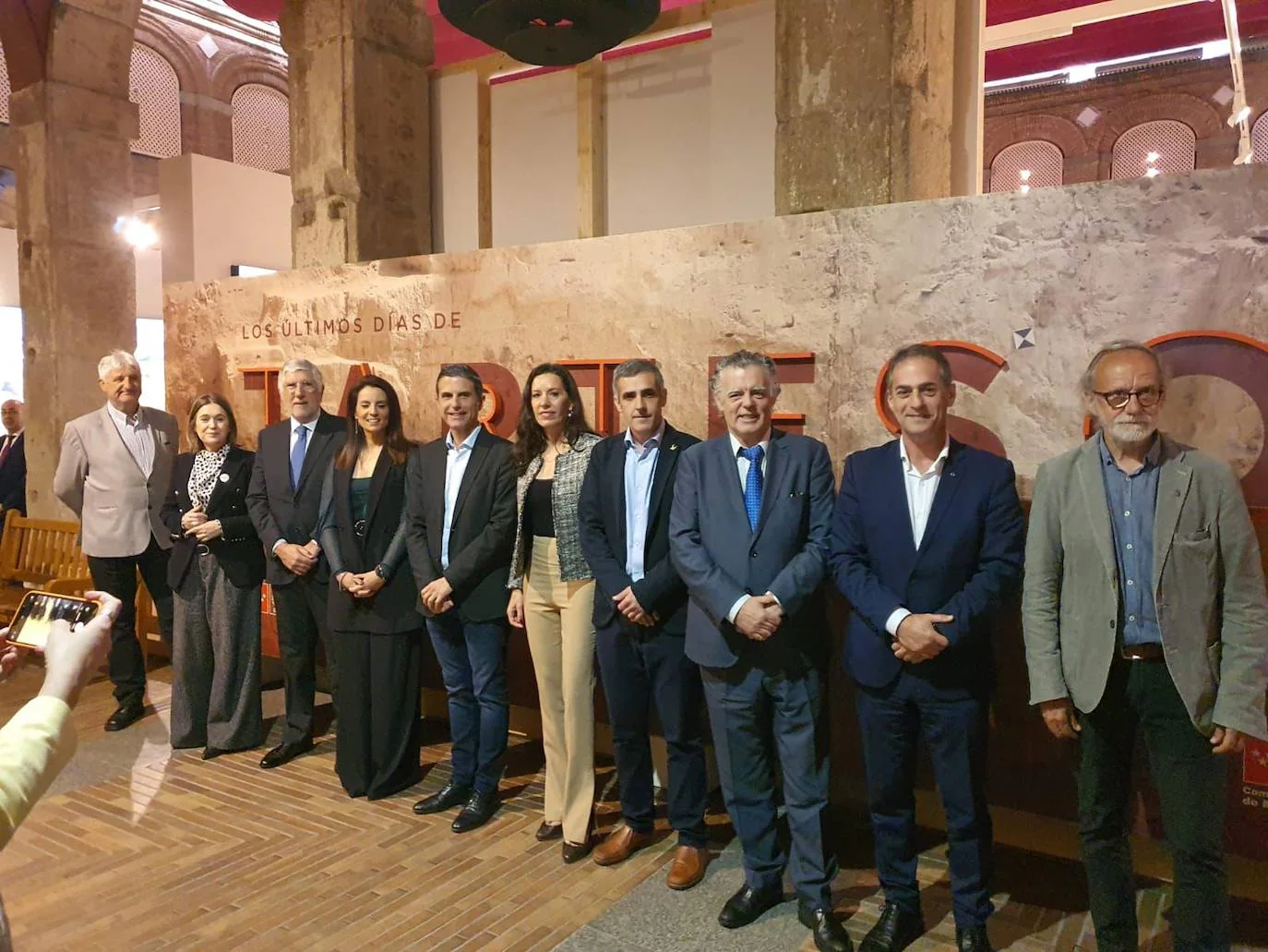 Autoridades representantes de las comunidades de Madrid y Extremadura, Abel González el cuarto por la derecha.